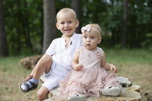 Porträt von ein älter Bruder und wenig Schwester zum ein gehen im das Park. foto