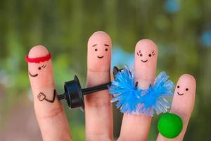 Finger Kunst von ein glücklich Familie im Sport. foto