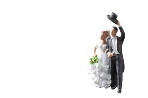 Miniaturhochzeit, Braut und Bräutigam lokalisiert auf einem weißen Hintergrund foto