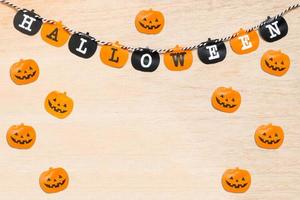 Halloween-Dekoration, schwarze und orange Fahnen auf einem hölzernen Hintergrund foto
