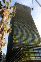 modern Büro Gebäude mit farbig Glas und Palme Bäume foto