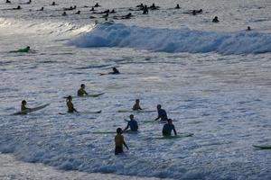 Surfen Schule auf ein Ozean Strand foto