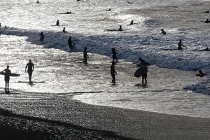 Surfen Schule auf ein Ozean Strand foto