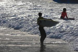 jung Sportler üben das Wasser Sport von Surfen foto