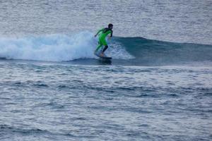 jung Sportler üben das Wasser Sport von Surfen foto