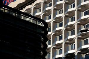 modern Büro Gebäude mit farbig Glas und Palme Bäume foto