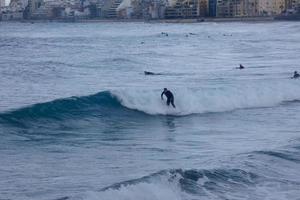 Surfer Reiten klein Ozean Wellen foto