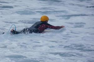 Surfer Reiten klein Ozean Wellen foto