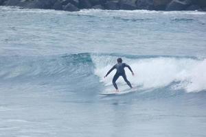 Surfer Reiten klein Ozean Wellen foto