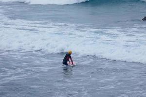 jung Sportler üben das Wasser Sport von Surfen foto