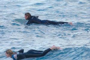 Surfer Reiten klein Ozean Wellen foto