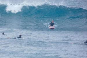 Surfer Reiten klein Ozean Wellen foto