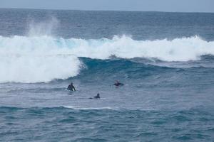 jung Sportler üben das Wasser Sport von Surfen foto