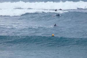 jung Sportler üben das Wasser Sport von Surfen foto