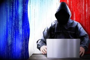 anonym mit Kapuze Hacker und Flagge von Frankreich, binär Code - - Cyber Attacke Konzept foto