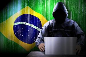 anonym mit Kapuze Hacker und Flagge von Brasilien, binär Code - - Cyber Attacke Konzept foto