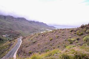 Straße durch das szenisch Landschaft foto