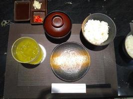 japanisch Essen einstellen mit Miso Suppe , Grün Tee und Reis mit Stäbchen foto