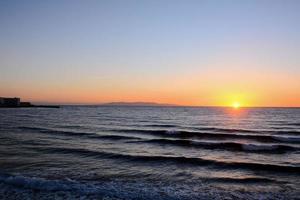 Sonnenuntergang über dem Meer foto