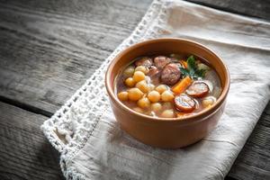 Suppe mit Kichererbsen und geräucherter Wurst foto