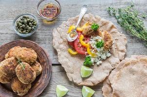 Vorspeise mit Falafel, Quark und Gemüse foto