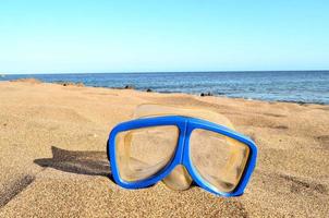 Tauchen Brille im das Sand foto