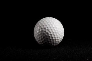 Golf Ball auf dunkel Hintergrund foto