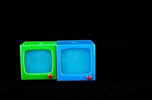 Spielzeug Fernseher auf dunkel Hintergrund foto
