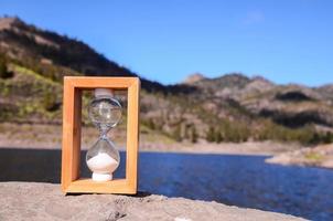 Sanduhr auf den Felsen foto