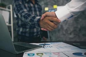 Erfolgreiches Verhandlungs- und Handshake-Konzept, zwei Geschäftsleute geben sich die Hand