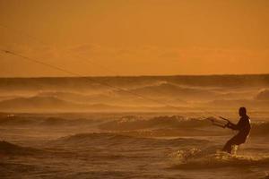 Kitesurfer beim Sonnenuntergang foto