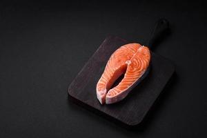 frisch roh rot Fisch Steak mit Gewürze und Kräuter foto