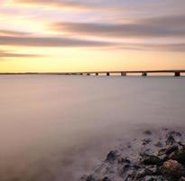 ein Brücke Über das Wasser mit das Wort Brücke auf es foto