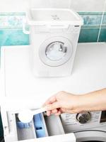 Behälter zum Speicherung Waschen Pulver zum anders Stoffe auf ein Waschen Maschine foto