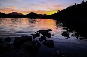 Sonnenuntergang über Wasser foto