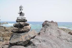 Statue auf das Felsen foto