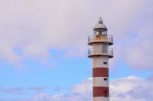 rot-weißer Leuchtturm foto