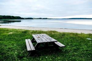 Picknick Tabelle auf das Küste foto