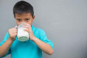 Junge trinkt Milch foto