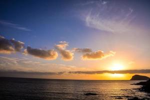 Sonnenuntergang über dem Meer foto