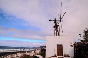 Wind Propeller oben auf das Gebäude - - Spanien 2022 foto