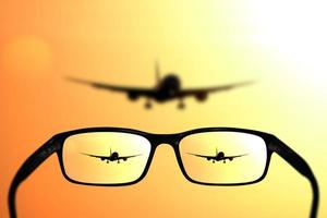 Aussicht auf fliegend Jet Flugzeug durch Brille - - Vision, Reise Konzept