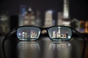 Aussicht auf Wolkenkratzer im Schanghai, China beim Nacht durch Brille - - Vision Konzept foto