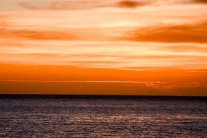 Sonnenuntergang über dem Meer foto