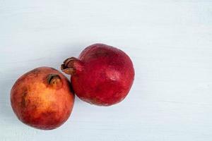 zwei Granatapfelfrüchte