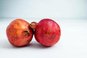 Granatapfelfrucht auf einem weißen Hintergrund foto