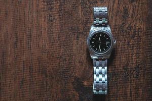 Armbanduhr auf einem hölzernen Hintergrund foto