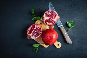Granatapfelfrucht und ein Messer foto