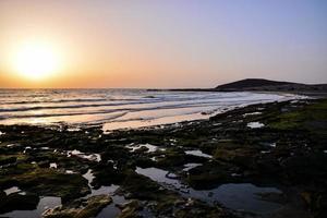 Sonnenuntergang über dem Meer foto