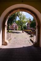 Aussicht durch das Backstein Torbogen foto